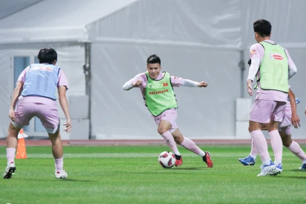 Quang Hải cùng các đồng đội trên sân tập luyện. (Ảnh: VFF)