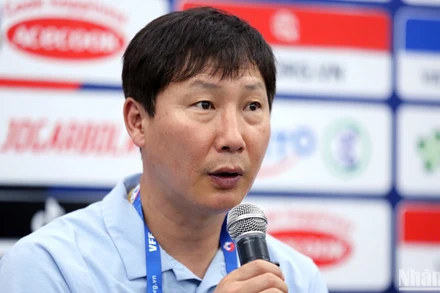 Huấn luyện viên Kim Sang Sik chia sẻ tại buổi họp báo sau trận đấu, tối 19/3. (Ảnh: SƠN TÙNG)