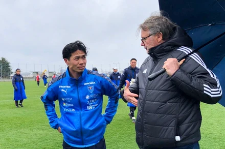 Huấn luyện viên Phillippe Troussier gặp gỡ cầu thủ Công Phượng trên sân tập của câu lạc bộ Yokohama. (Ảnh: VFF)