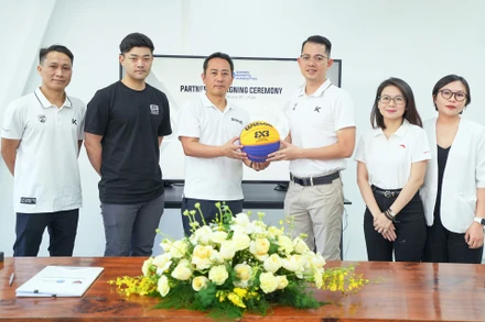 Đại diện XSM (cầm banh trái) và VBA ( cầm banh phải) tại Lễ ký kết VBA và XSM.