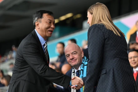 Chủ tịch FIFA Gianni Infantino (giữa), Chủ tịch VFF Trần Quốc Tuấn (trái) và Chủ tịch Liên đoàn Bóng đá Mỹ Cindy Parlow Cone gặp mặt trong trận đấu giữa đội tuyển nữ Việt Nam và Mỹ. (Ảnh: VFF)