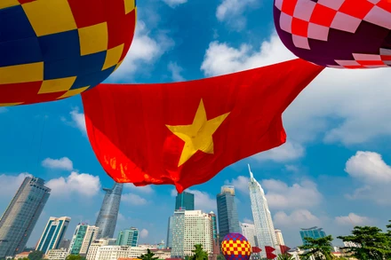 Lần đầu tiên Thành phố Hồ Chí Minh tổ chức kéo đại kỳ bằng khinh khí cầu.
