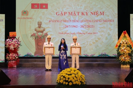 Bí thư Tỉnh ủy Vĩnh Phúc Hoàng Thị Thúy Lan trao Huân chương Chiến công cho các đồng chí lãnh đạo Công an tỉnh Vĩnh Phúc.