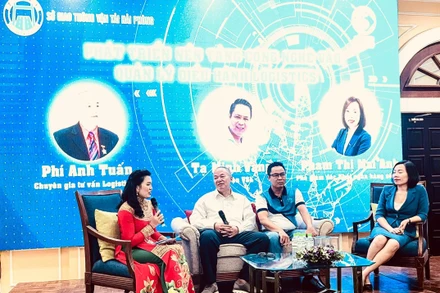 Các diễn giả trao đổi về phát triển, đưa nền tảng công nghệ vào quản lý, điều hành logistics.