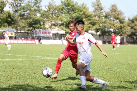 Thể Công Viettel (áo trắng) tạm thời vươn lên dẫn đầu bảng B với 3 điểm. 