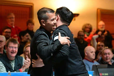 Trần Quyết Chiến và Bao Phương Vinh ăn mừng sau chiến thắng nghẹt thở. (Ảnh: Billard1)