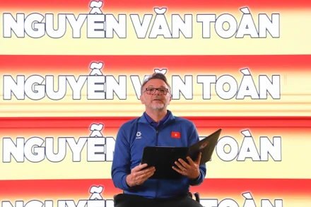 Huấn luyện viên Philippe Troussier trực tiếp công bố danh sách 28 cầu thủ được lựa chọn cho hai trận đấu gặp Indonesia.