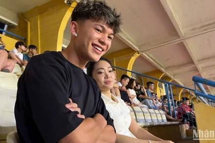 Zan Nguyễn ngồi cạnh cô giáo dạy tiếng Việt tại sân vận động Hàng Đẫy. (Ảnh: PHONG VŨ)