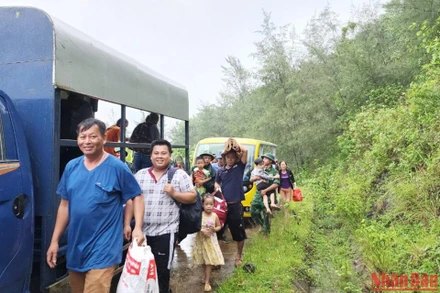 Người dân trên đảo Cồn Cỏ được ô tô chở đến hầm quân sự tìm nơi trú ẩn an toàn trước bão. 