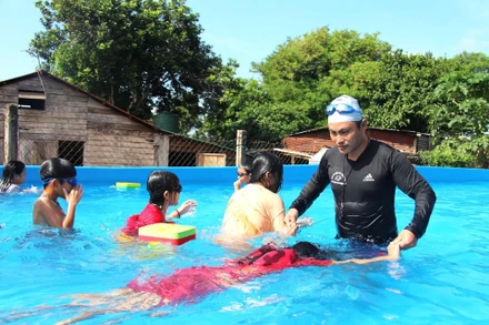 Trong thời gian qua, trên địa bàn tỉnh Đắk Lắk liên tục xảy ra các vụ đuối nước thương tâm nên nhiều giáo viên đã tự nguyện tổ chức các lớp dạy bơi miễn phí cho học sinh, góp phần giảm các vụ tai nạn đuối nước xảy ra.