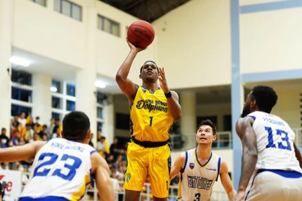 Cleveland Jackson treo bóng vào rổ. (Ảnh: VBA)