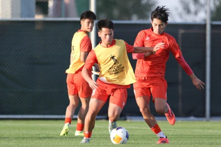 Tiền vệ Đậu Hồng Phong (giữa) tập luyện cùng các đồng đội. (Ảnh: VFF)