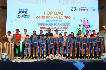 Đại diện Ban tổ chức cùng các đại diện các cầu thủ U13 tại buổi họp báo. 