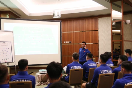 Huấn luyện viên Hoàng Anh Tuấn phổ biến tinh thần thi đấu trong trận giao hữu gặp U23 Jordan. (Ảnh: VFF)