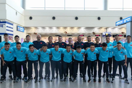 Đội tuyển futsal Việt Nam chụp ảnh lưu niệm tại sân bay Tân Sơn Nhất (TP Hồ Chí Minh) trước giờ khởi hành sang Thái Lan. (Ảnh: VFF)