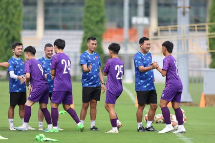 Ban huấn luyện cùng các thành viên đội tuyển U19 Việt Nam. (Ảnh: VFF)