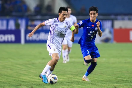 Đội trưởng Văn Quyết nỗ lực thi đấu trên hàng công. (Ảnh: Hà Nội FC)