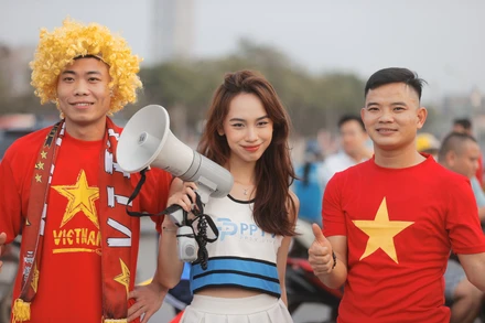 [Ảnh] Người hâm mộ sẵn sàng "tiếp lửa" cho đội tuyển Việt Nam