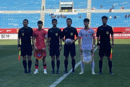 Đội trưởng hai đội cùng ban trọng tài của trận đấu. (Ảnh: VFF)