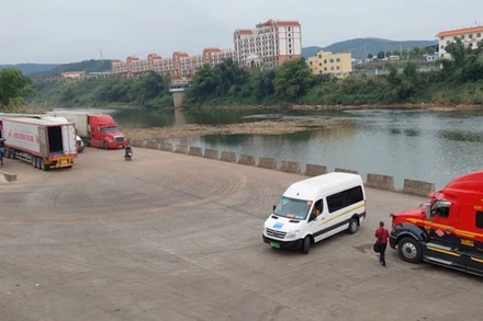Hàng hóa xuất nhập khẩu qua lối mở cầu phao Km3+4 Hải Yên, Móng Cái, Quảng Ninh.