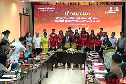 Lãnh đạo Tổng cục Thể dục Thể thao tại lễ bàn giao hỗ trợ tài năng thể thao. (Ảnh: MINH GIANG)