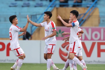 Ngay ở phút thứ 4, Nguyễn Hoàng Đức đã ghi bàn thắng đầu tiên của trận đấu cho Viettel. (Ảnh: TRẦN HẢI)