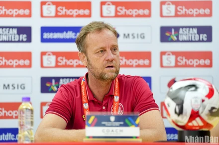 Huấn luyện viên Mano Polking của câu lạc bộ Công an Hà Nội tại buổi họp báo. (Ảnh: SƠN TÙNG)