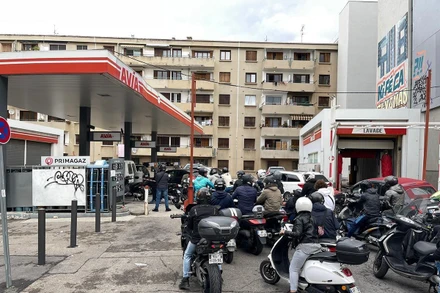 Xếp hàng chờ đổ xăng dầu ở Marseille sáng sớm 9/10. (Ảnh: Minh Duy)