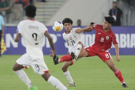 U17 Indonesia (áo đỏ) giành chiến thắng đậm trước U17 Yemen để cầm chắc tấm vé đi tiếp. (Ảnh: AFC)