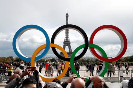Biểu tượng Olympic đã được đặt trước tháp Eiffel. (Ảnh: Getty)