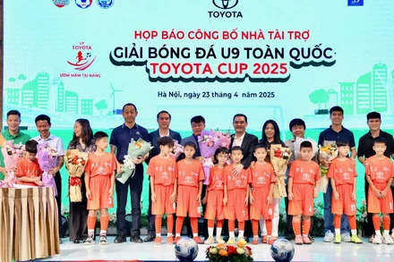 Ban tổ chức cùng đại diện các cầu thủ nhí tại buổi họp báo công bố giải đấu, diễn ra sáng 23/4.