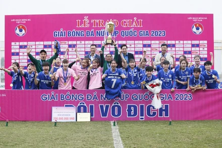 Các cô gái Than Khoáng sản Việt Nam ăn mừng chức vô địch quý giá. (Ảnh: Minh Hoàng)