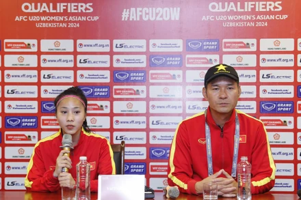 Đội trưởng Bảo Trâm và HLV Akira Ijiri của U20 nữ Việt Nam tại buổi họp báo sau trận đấu tối 11/3. (Ảnh: VFF)