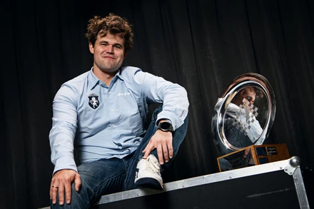 Magnus Carlsen bên cạnh chiếc cúp vô địch Freestyle Grenke 2025. (Ảnh: Freestyle Chesss) 