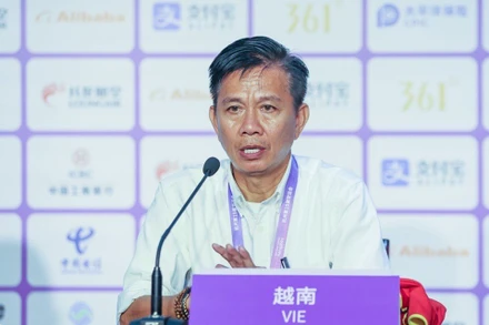 Huấn luyện viên Hoàng Anh Tuấn tại buổi họp báo sau trận thua Saudi Arabia. (Ảnh: VFF)