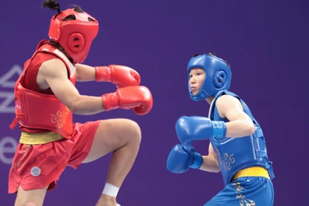 Nguyễn Thị Thu Thuỷ (áo xanh) giành Huy chương Đồng tán thủ hạng 60kg nữ. (Ảnh: Đoàn Thể thao Việt Nam)