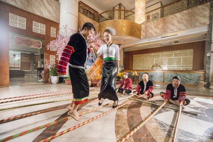 Nhiều tiết mục diễn xướng, trò chơi dân gian Tây Bắc được tổ chức.