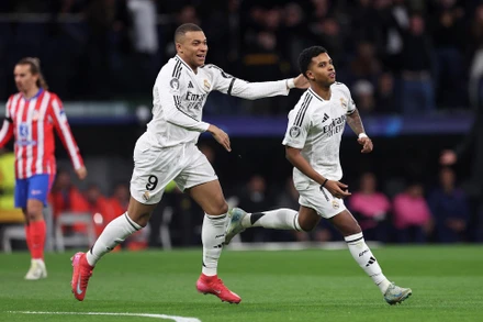 Kylian Mbappe cùng các đồng đội giành chiến thắng trên sân nhà. (Ảnh: Reuters)