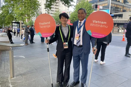 Huấn luyện viên Mai Đức Chung và huấn luyện viên trưởng đội tuyển nữ Thái Lan Miyo Okamoto. (Ảnh: VFF)