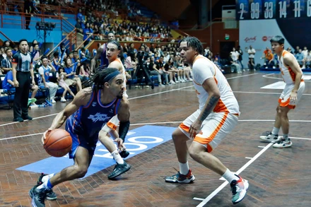 Devin Peterson dẫn bóng tấn công khu vực hình thang của Danang Dragons. (Ảnh: VBA)