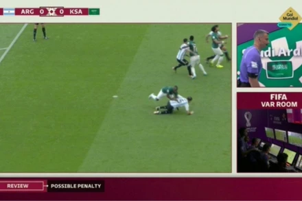 Công nghệ VAR được áp dụng trong trận đấu. (Nguồn: FOXsports)