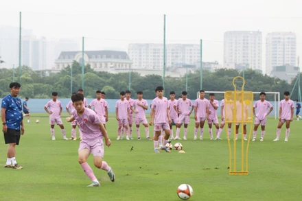 Huấn luyện viên Trần Minh Chiến cùng các học trò trên sân tập Trung tâm đào tạo bóng đá trẻ Việt Nam, sáng 23/5. (Ảnh: VFF)