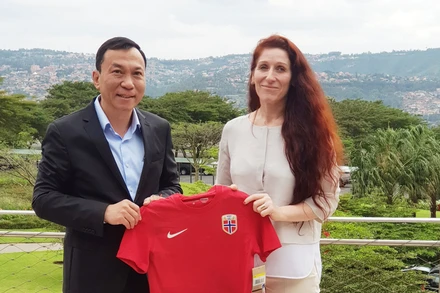 Chủ tịch VFF Trần Quốc Tuấn nhận áo thi đấu đội tuyển Na Uy từ Chủ tịch NFF Lise Klaveness. (Ảnh: VFF)