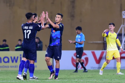 [Ảnh] Xuân Mạnh mắc sai lầm, Hà Nội thua đau Bình Định tại Hàng Đẫy