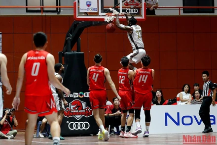 Trong những phút đầu, Stafford là người ghi điểm chủ yếu cho Saigon Heat.