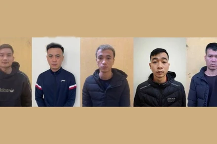 Các đối tượng Nguyễn Văn Tình, Dương Văn Đức, Dương Trung Hiếu, Nguyễn Đình Đồng, Nguyễn Văn Hoan tại Cơ quan Công an. (Ảnh từ trái qua phải)