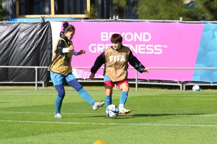 Chương Thị Kiều tập luyện cùng Trần Thị Thu nơi hàng phòng ngự. (Ảnh: VFF)