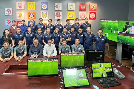 Các trọng tài và trợ lý trọng tài tham dự khóa học đào tạo trọng tài VAR đợt 1. (Ảnh: VFF)