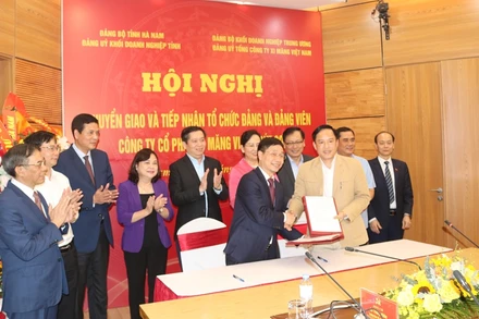 Các đại biểu chứng kiến Lễ chuyển giao tổ chức Đảng, đảng viên của VICEM Bút Sơn về Đảng uỷ VICEM