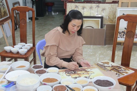 Cơ sở sản xuất tranh gạo Vân Quân chế tạo ra những sản phẩm OCOP tiêu biểu của huyện Sóc Sơn.